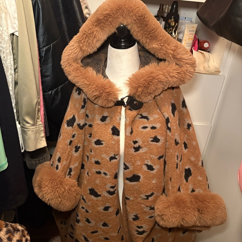 Faux Fur Trim Leopard Poncho – Cozy Luxe Cape